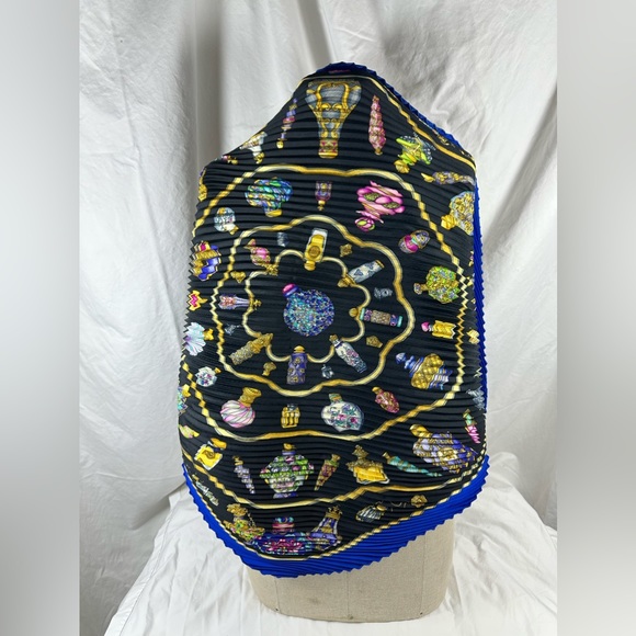 HERMES Qu'importe le flacon, pourvu qu'on ait l'ivresse silk scarf pleated - Picture 4 of 16